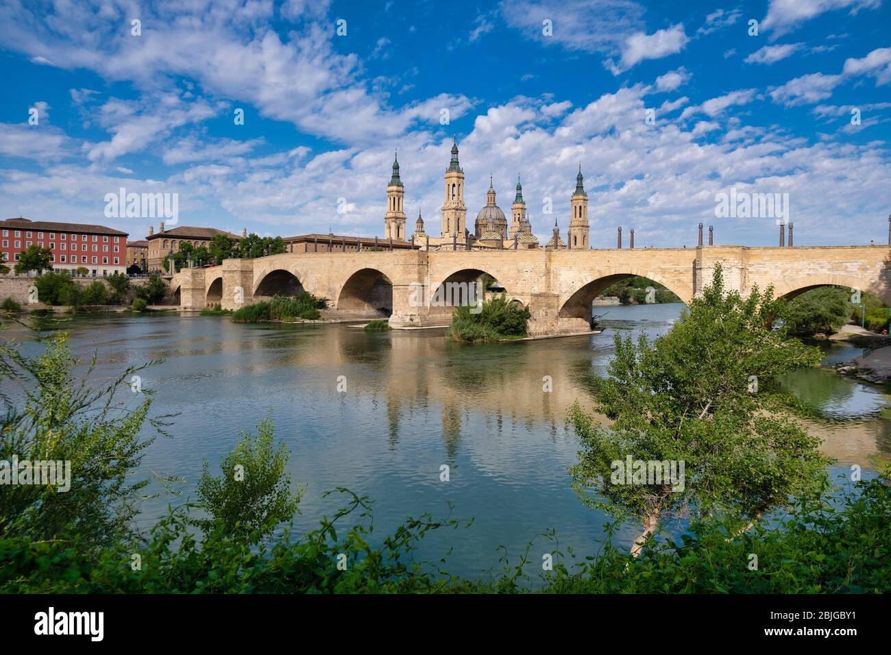 Cathedral-Basilica of Our Lady of the Pillar aka Basílica de Nuestra Señora del Pilar and the Ponte de Piedra ancient stone bridge in Zaragoza, Spain Stock Photo