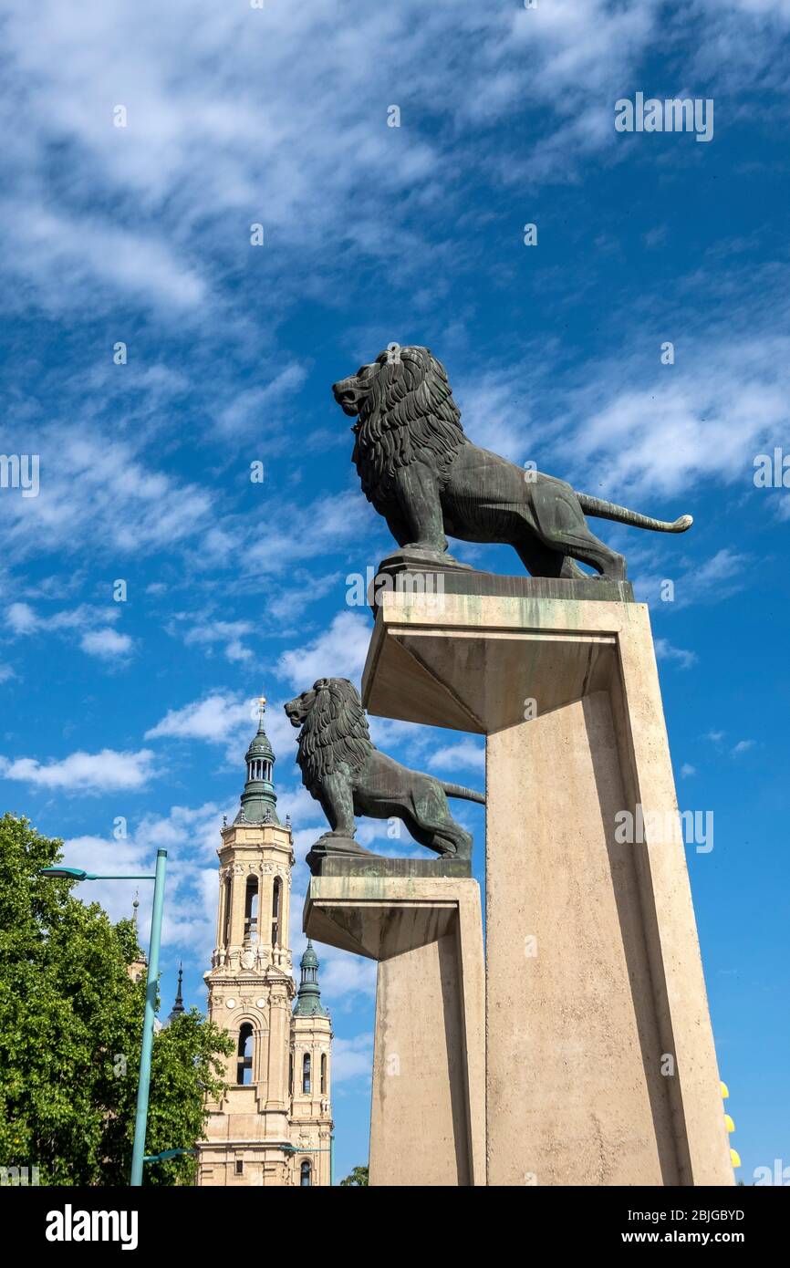 Statues de statue de lion lions hi-res stock photography and images - Alamy