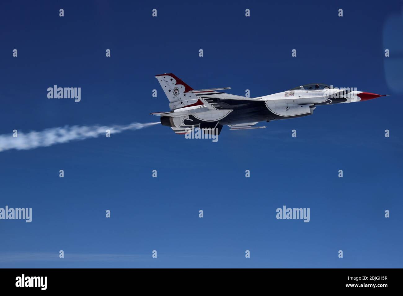 A U.S. Air Force Thunderbird F-16 Fighting Falcon flies in support of the America Strong campaign, April 28, 2020. The KC-10 Extenders assigned to Joint Base McGuire-Dix-Lakehurst, N.J., refueled the Thunderbirds and U.S. Navy Blue Angels during the America Strong flyovers of New York, New Jersey and Philadelphia to honor the healthcare workers, essential employees, military personnel and other first responders on the front line of the battle against COVID-19. (U.S. Air Force photo by 1st Lt. Katie Mueller) Stock Photo