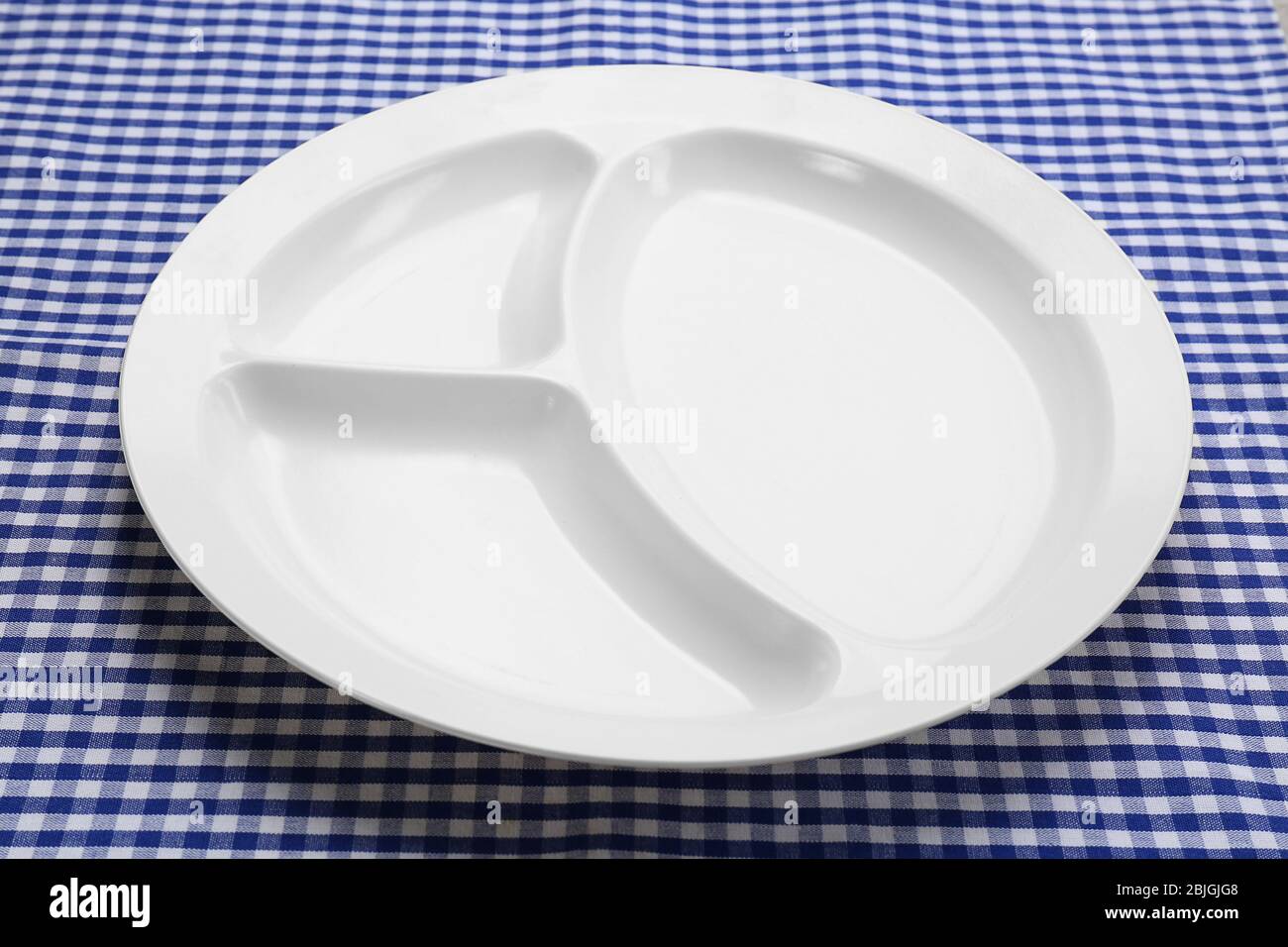 https://c8.alamy.com/comp/2BJGJG8/empty-serving-tray-for-food-on-tablecloth-concept-of-school-lunch-2BJGJG8.jpg