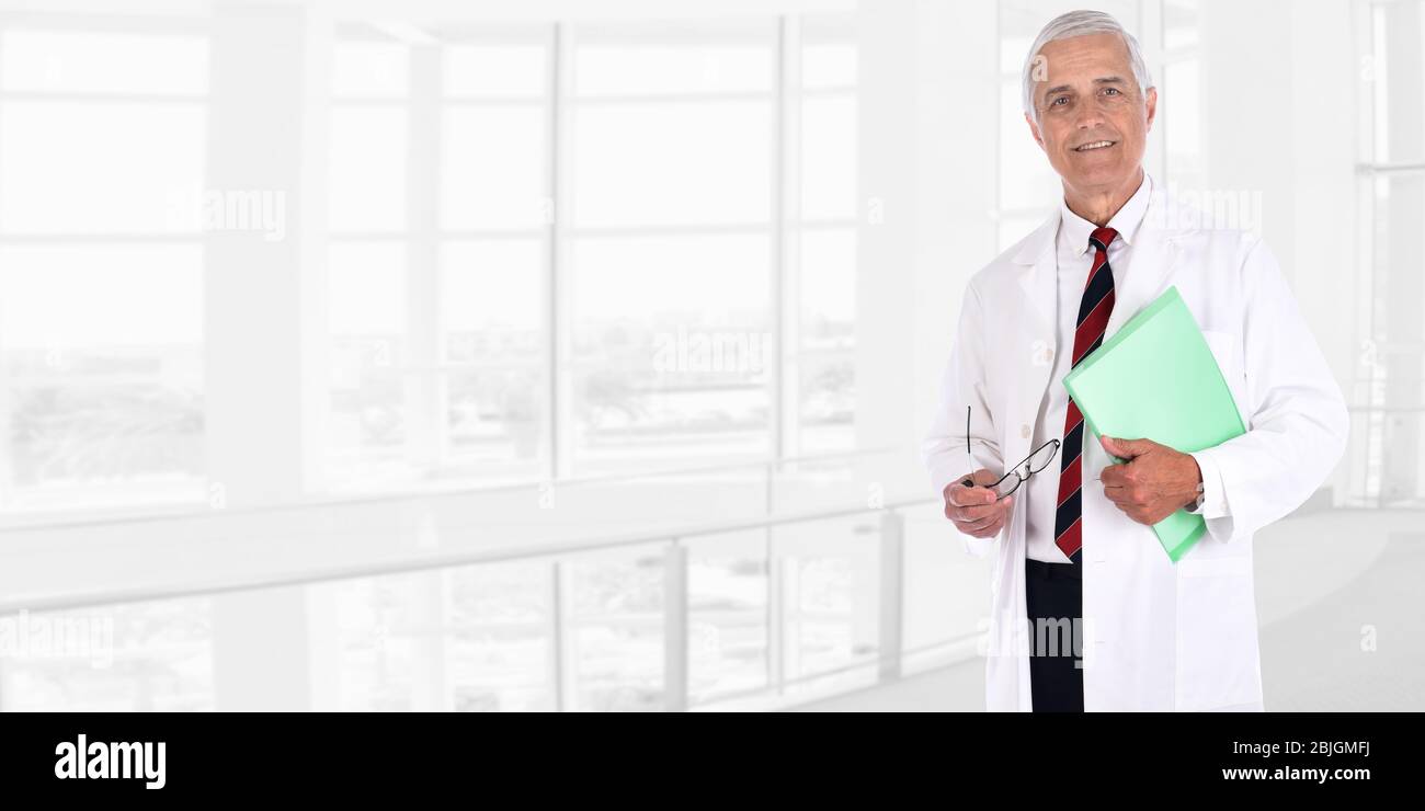 Doctor holding manila folder hi-res stock photography and images - Alamy