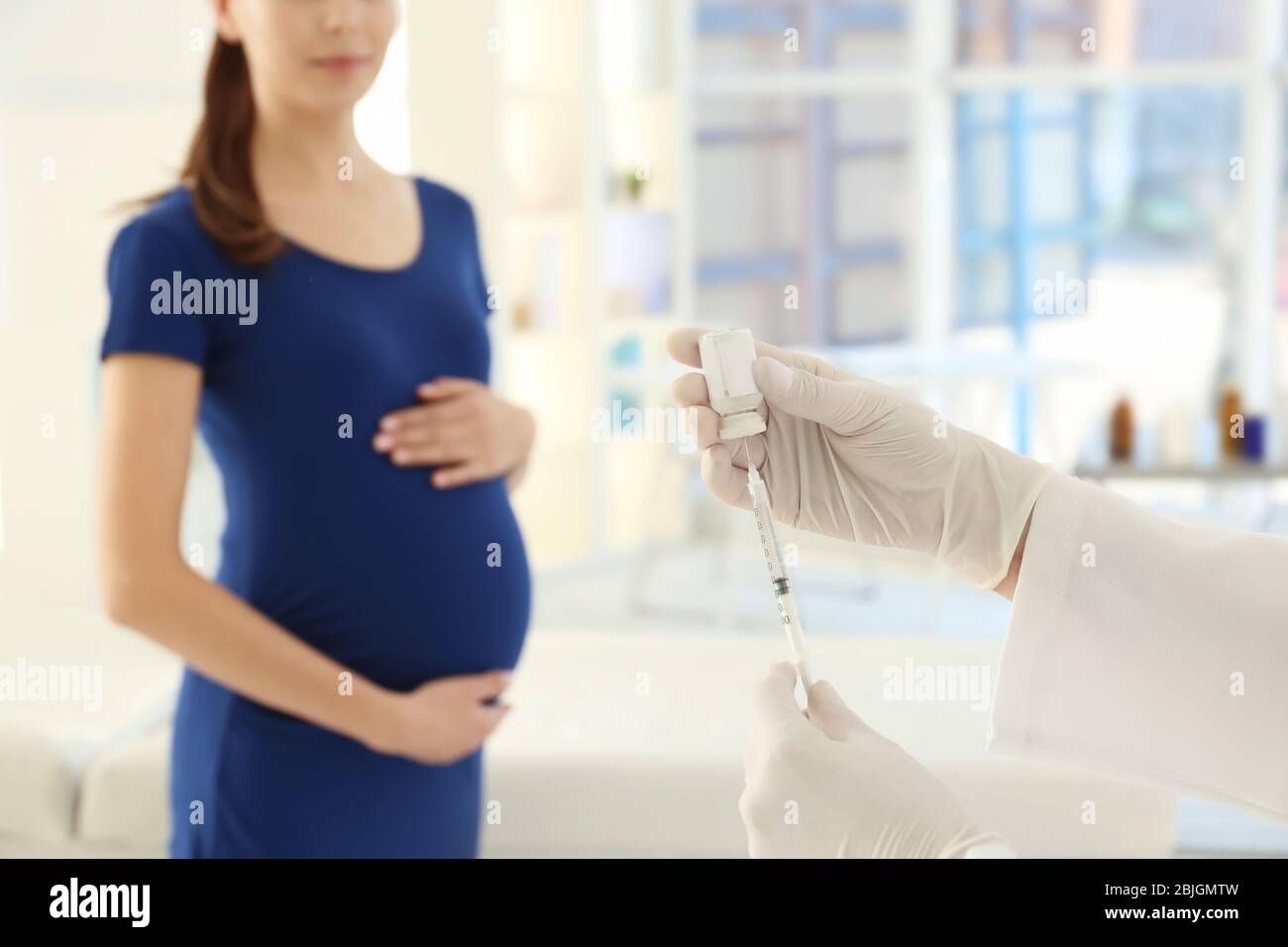 Doctor preparing injection hi-res stock photography and images - Alamy