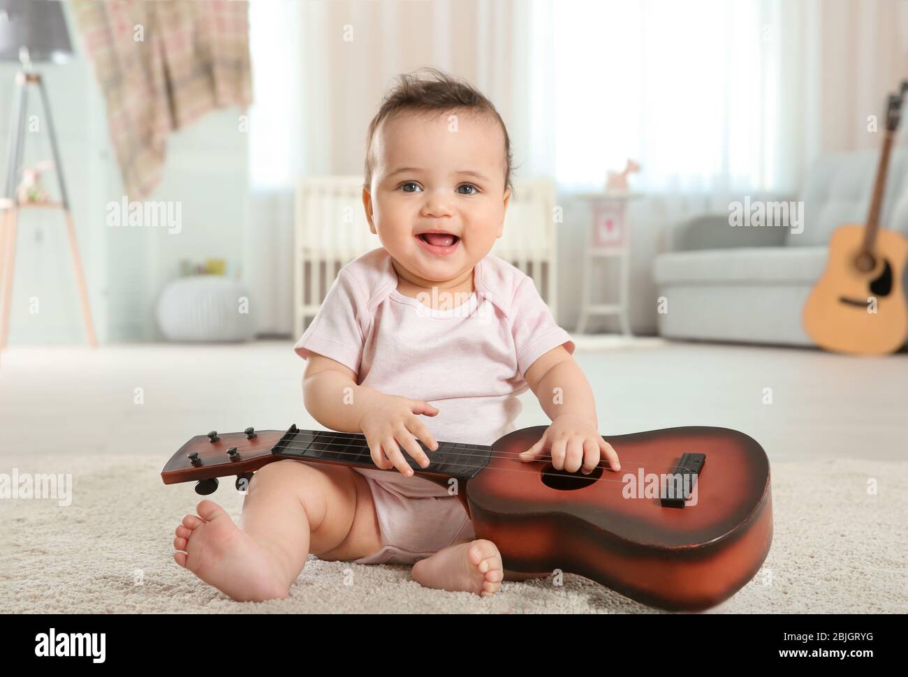 Bébé Avec Une Guitare Électrique Banque D'Images et Photos Libres De  Droits. Image 81202113