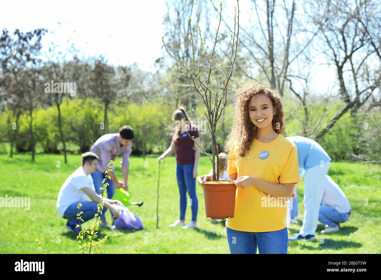 African american volunteer hi-res stock photography and images - Alamy