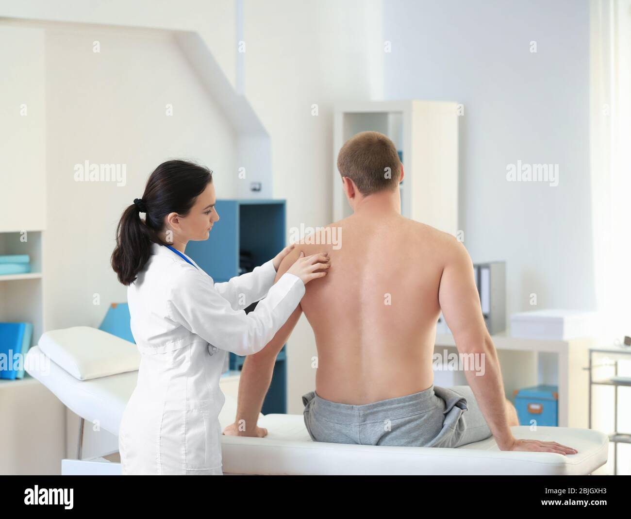 Shoulder strains hires stock photography and images Alamy