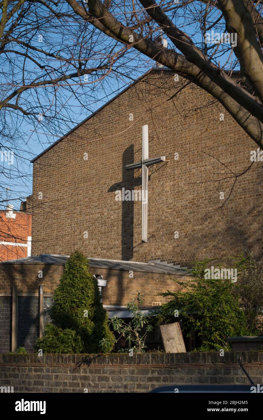 1950s Church Mid Century Architecture Brickwork Brick St Etheldreda's Church Fulham, 528 Fulham Palace Rd, Fulham, London SW6 by Guy Biscoe Stock Photo