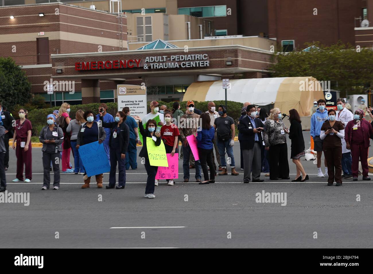 Annandale, VA, USA. 29th Apr, 2020. First Responders Honor Healthcare Workers during the coronavirus pandemic at Inova Fairfax Hospital in Annandale, Virginia on April 29, 2020. Credit: Mpi34/Media Punch/Alamy Live News Stock Photo