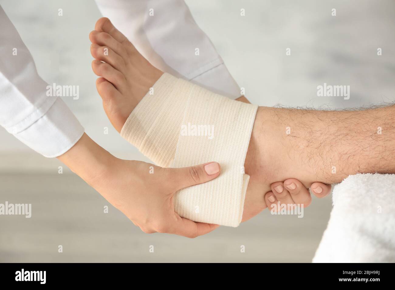 Man lying in hospital bandage hi-res stock photography and images - Alamy
