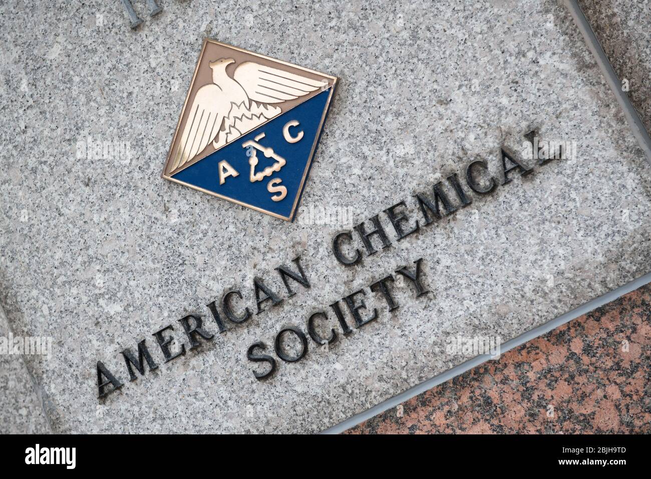 Washington, USA. 29th Apr, 2020. A general view of the American Chemical  Society (ACS) logo on its headquarters in Washington, DC, on April 29, 2020  amid the Coronavirus pandemic. In America, confirmed