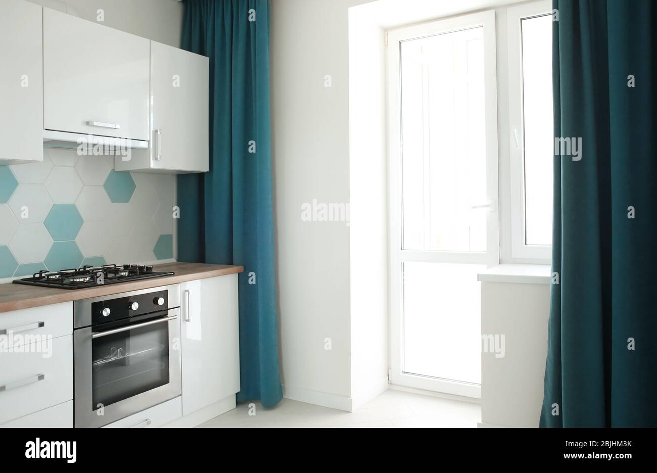 Interior of light modern kitchen Stock Photo - Alamy