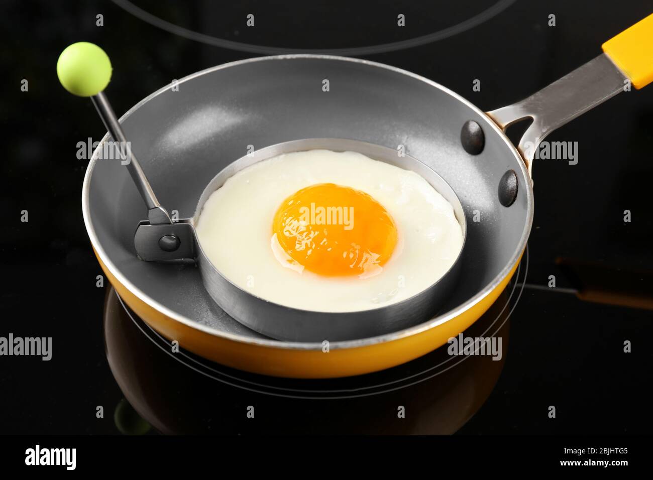 https://c8.alamy.com/comp/2BJHTG5/cooking-of-delicious-sunny-side-up-egg-in-mold-2BJHTG5.jpg