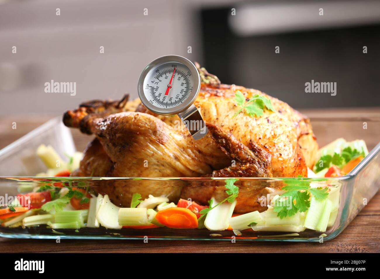 https://c8.alamy.com/comp/2BJJ07P/golden-roasted-turkey-with-meat-thermometer-on-table-2BJJ07P.jpg