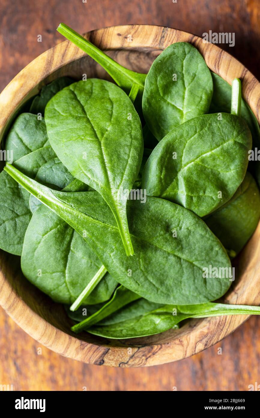 Baby spinach leaves. Green spinach in bowl. Top view Stock Photo - Alamy