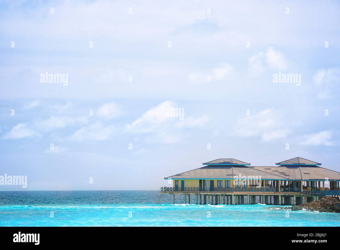 Modern beach house at tropical resort Stock Photo - Alamy