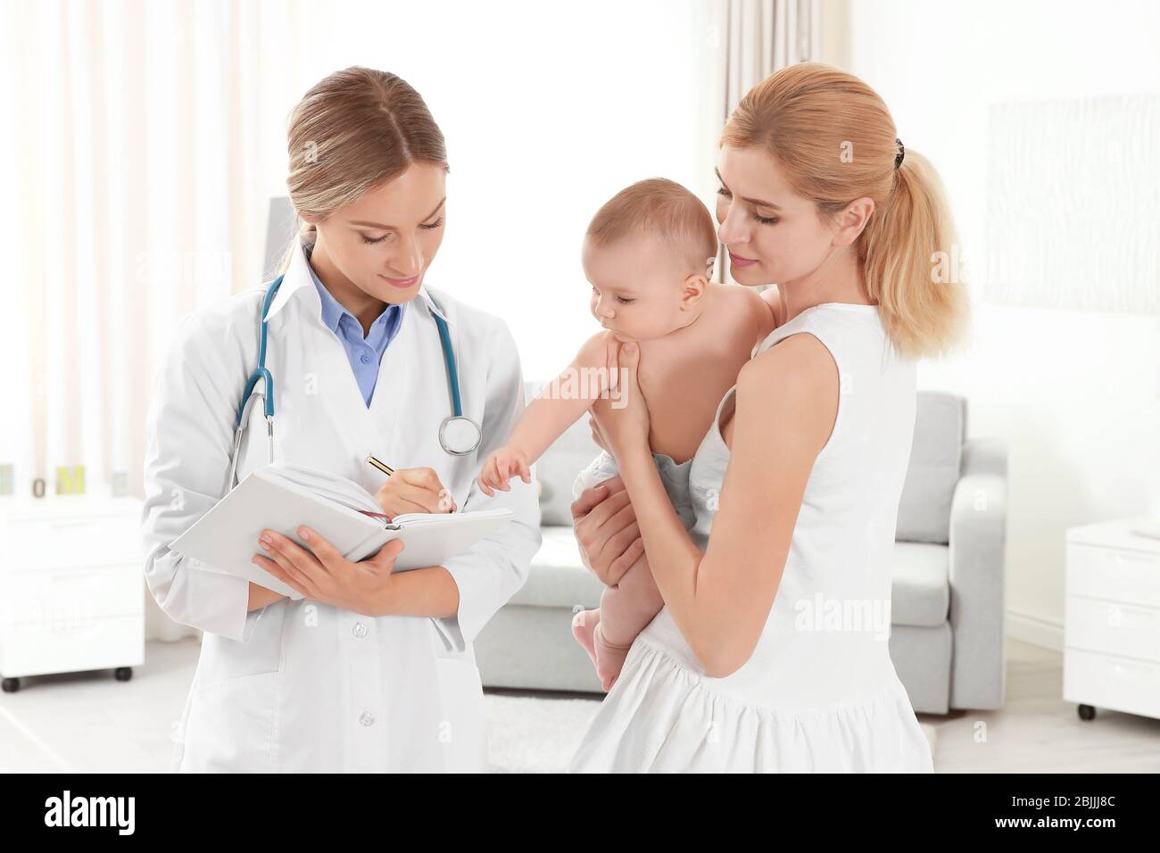 Сестра мама врач. Педиатр и ребенок. Мама с ребенком у врача. Врач и ребенок. Мама с ребенком в поликлинике.