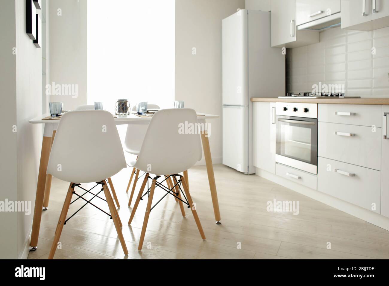 Interior of light modern kitchen Stock Photo - Alamy