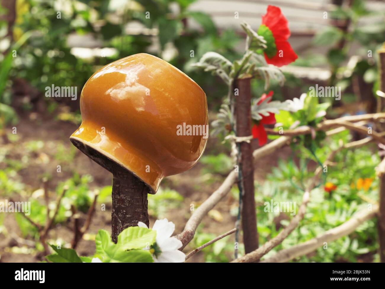 Crock pot on fence. Waste recycling concept Stock Photo Alamy