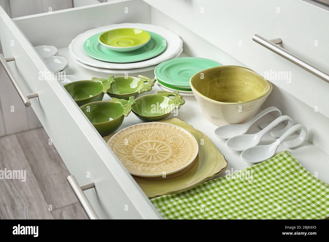 Crockery drawer hi-res stock photography and images - Alamy