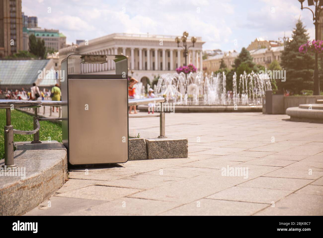 Modern trash bin hi-res stock photography and images - Alamy