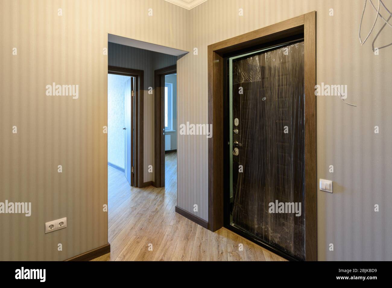 Walnut Interior Doors Stock Photo - Download Image Now - Door, Walnut,  Apartment - iStock