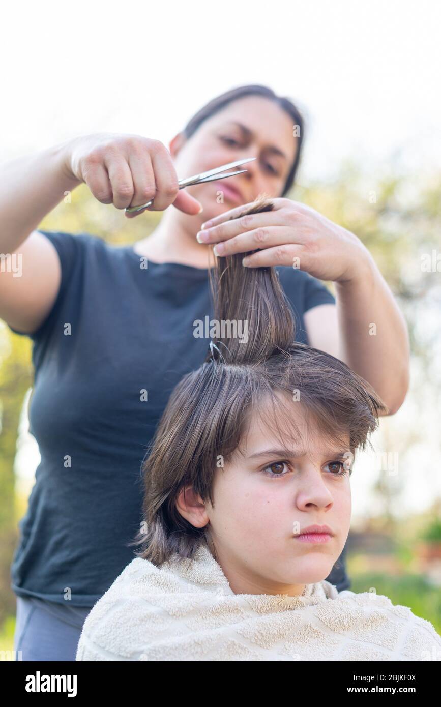 Hairdresser at home hi-res stock photography and images - Alamy Hairdresser at home hi-res stock photography and images - Alamy