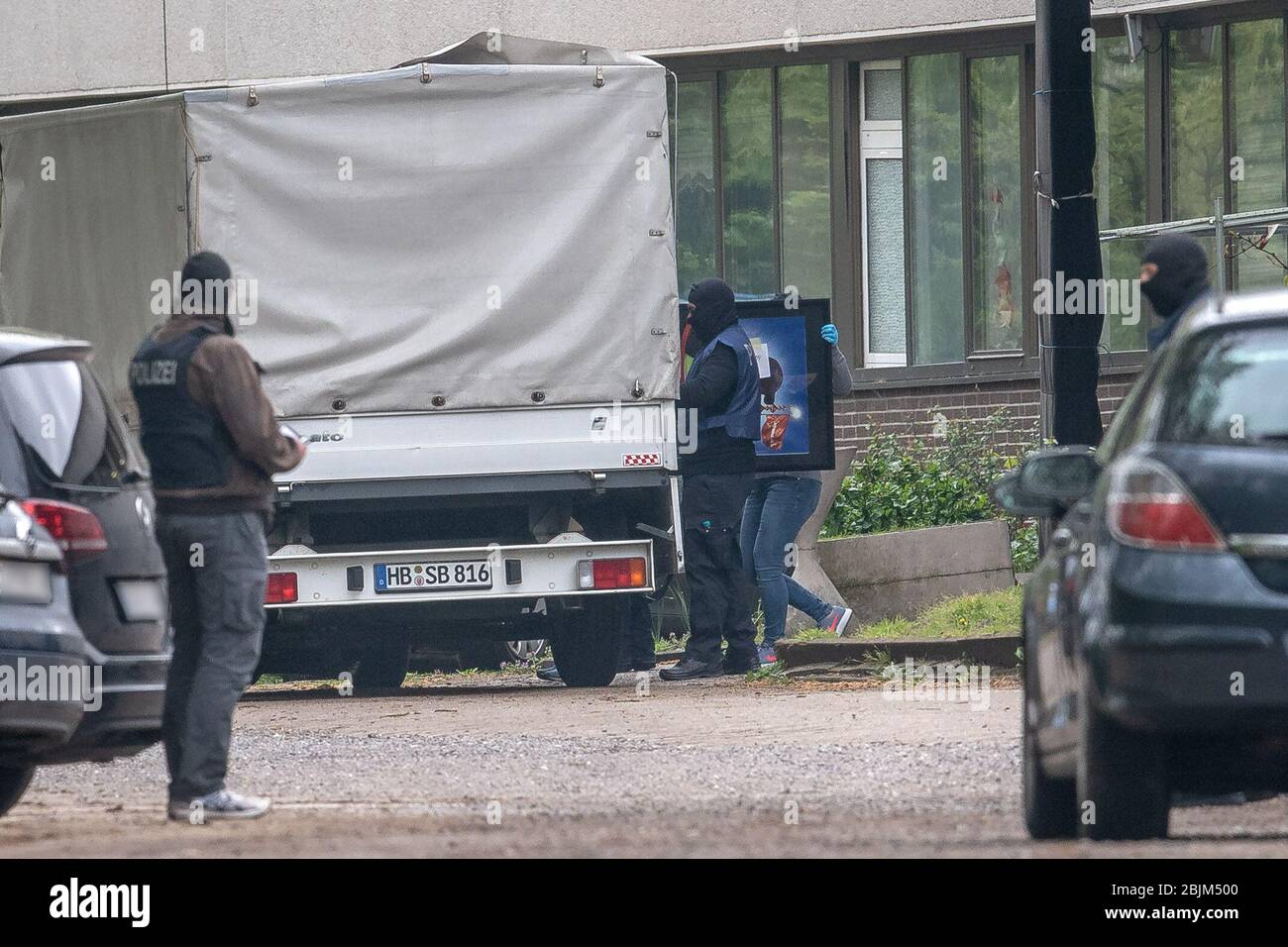 Bremen, Germany. 30th Apr, 2020. Emergency forces carry crates from the mosque of the Al-Mustafa community in Bremen. Federal Minister of the Interior Seehofer has issued a ban on Hezbollah activities. The Shiite Islamist association must now stop its activities in Germany. Early this morning, police officers searched four mosques and associations that are considered to be part of the movement. Credit: Sina Schuldt/dpa - only for use in accordance with contractual agreement/dpa/Alamy Live News Stock Photo