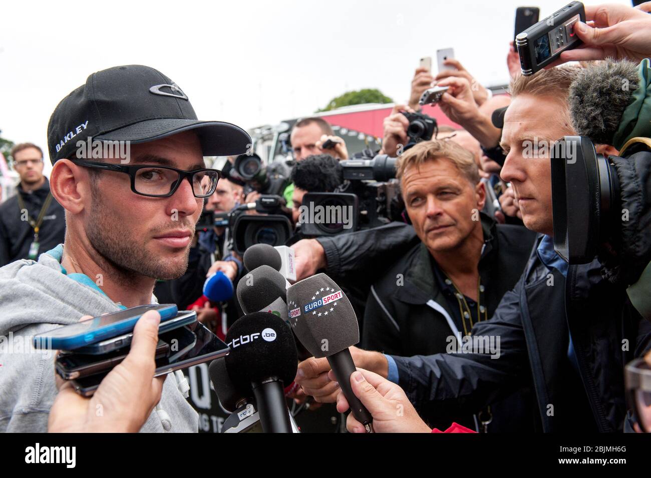 05.07.2014 Yorkshire, England. Mark Cavendish is interviewed by journalists before stage 2 of the Tour De France York to Sheffield. Stock Photo