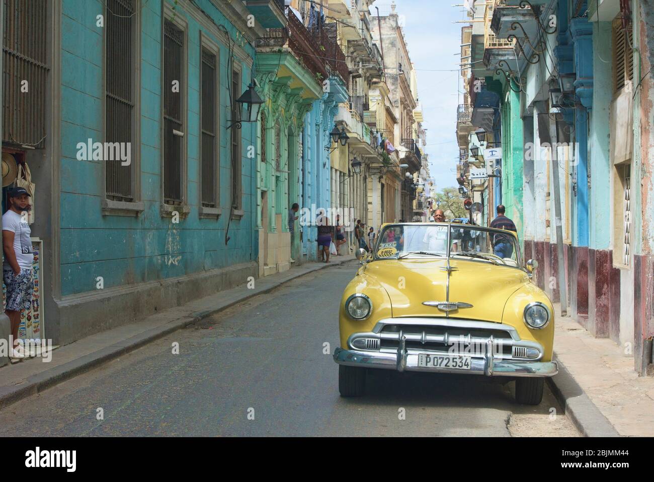 Vintage automobiles and crumbling colonial architecture, Havana, Cuba. Stock Photo