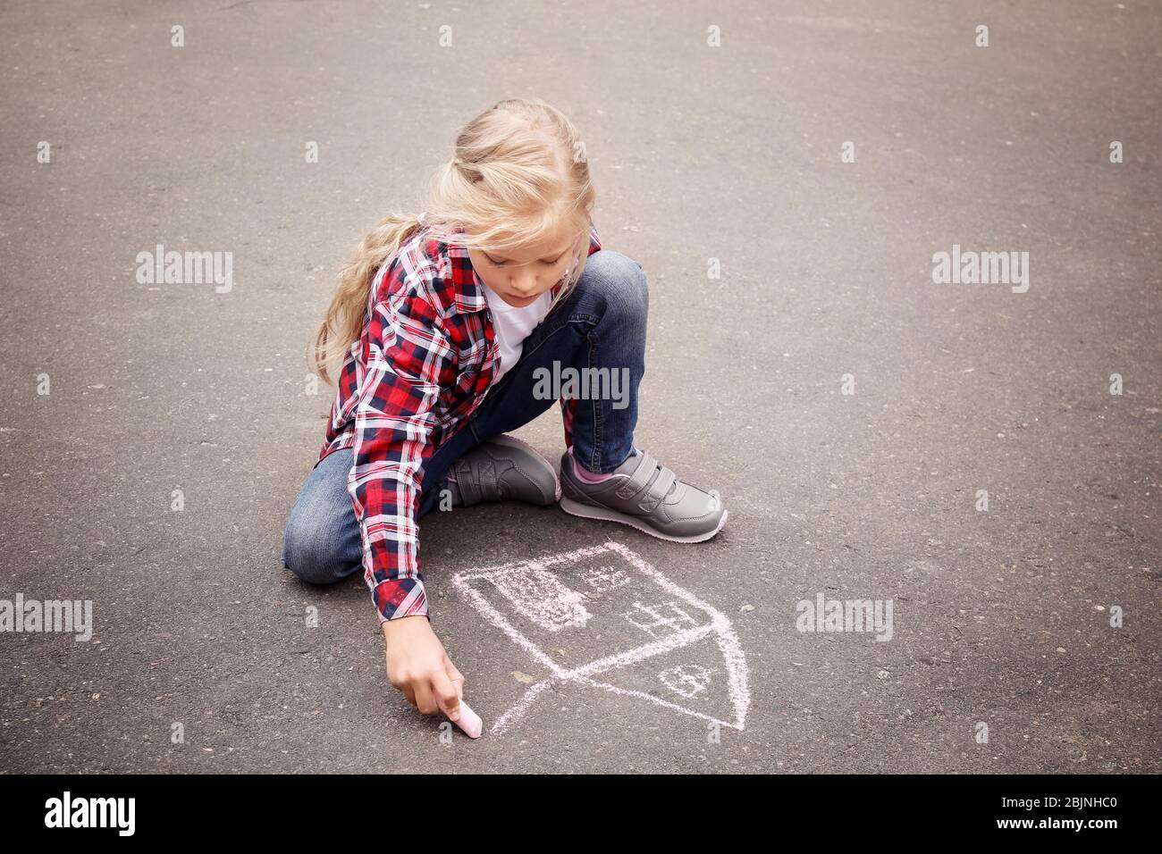 Little girl drawing house with chalk on asphalt Stock Photo - Alamy