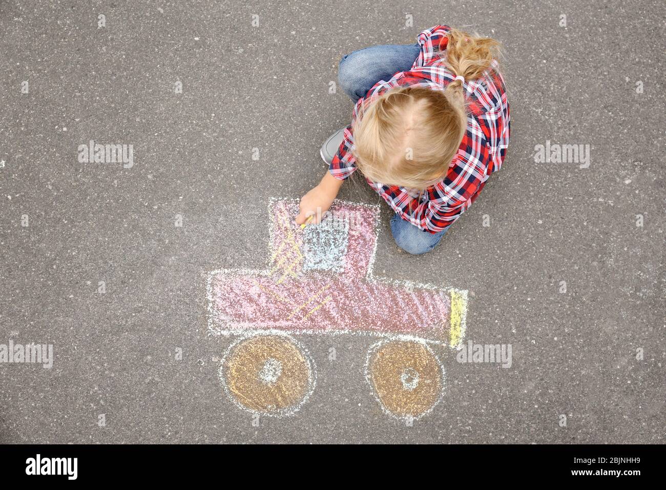 Little girl drawing car with chalk on asphalt Stock Photo - Alamy