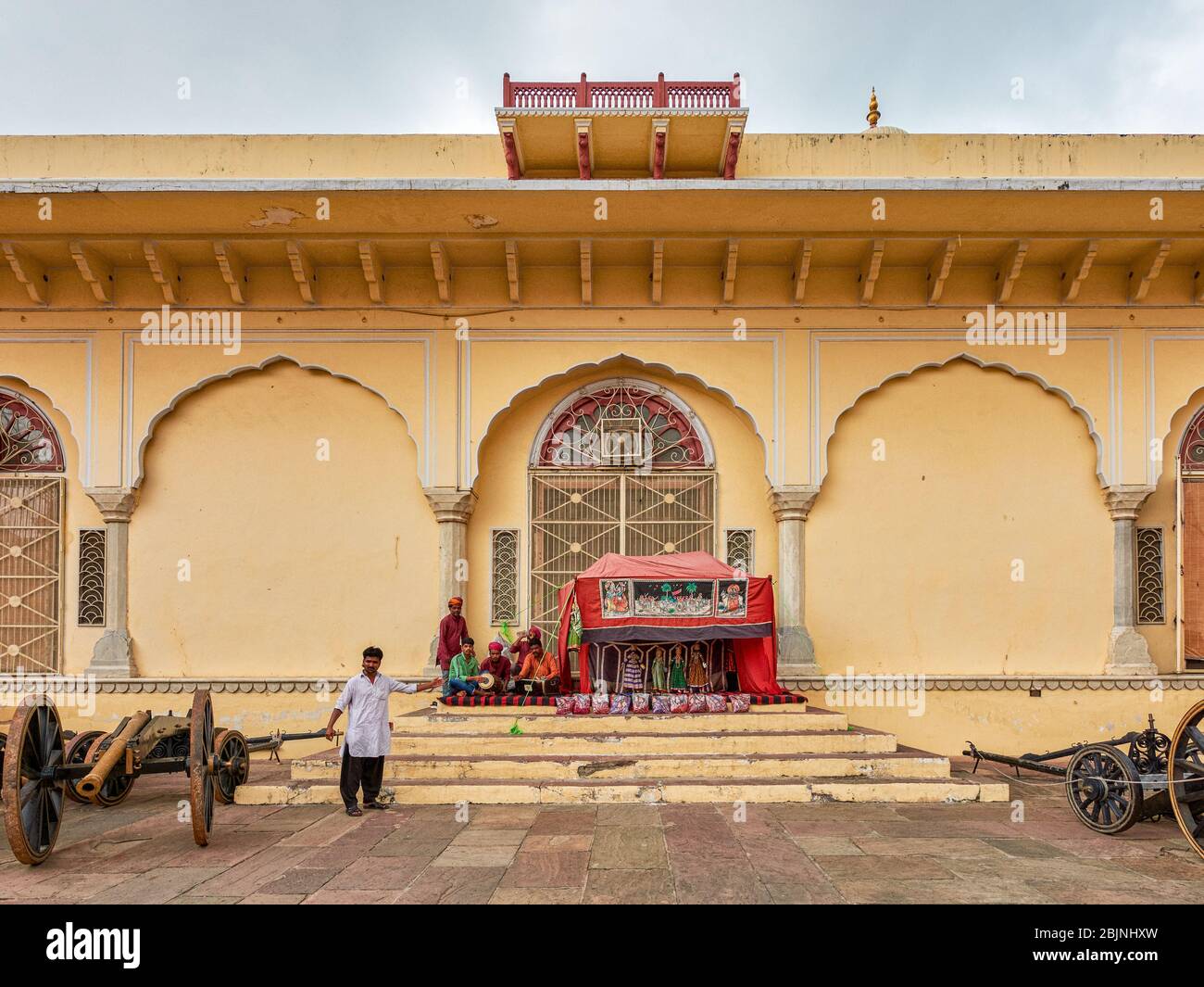 Jaipur, Rajasthan / India - September 29, 2019: Performers of traditional Rajasthani doll dance puppet show (Kathputli dance) in Jaipur, Rajasthan, In Stock Photo