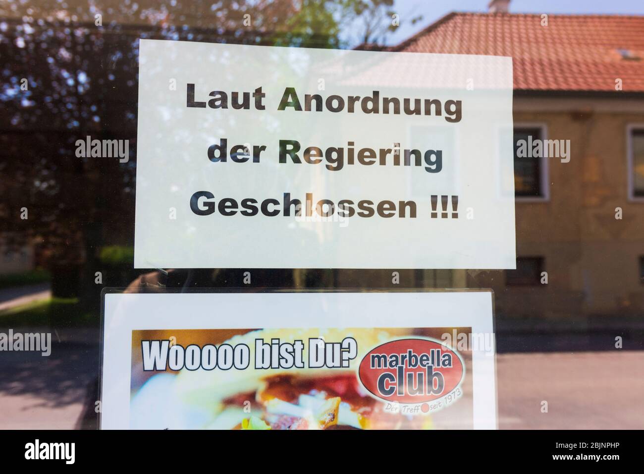 St. Leonhard am Forst: sign at restaurant 'Laut Anordnung der Regierung geschlossen!' because of corona virus, in Mostviertel, Niederösterreich, Lower Stock Photo