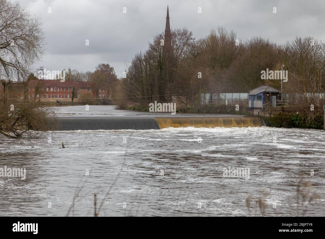 Howley Weir in Warrington near the town centre seen shortly before the Mersey Tidal Bore arrives; it is the normal tidal limit for the Mersey Estuary Stock Photo