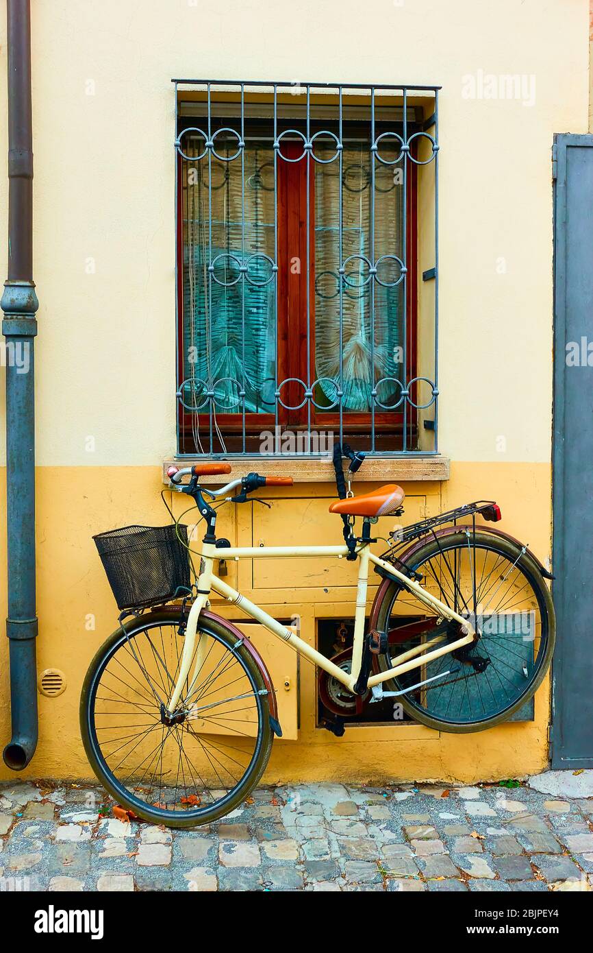 Parking bicycle house wall hi-res stock photography and images - Alamy