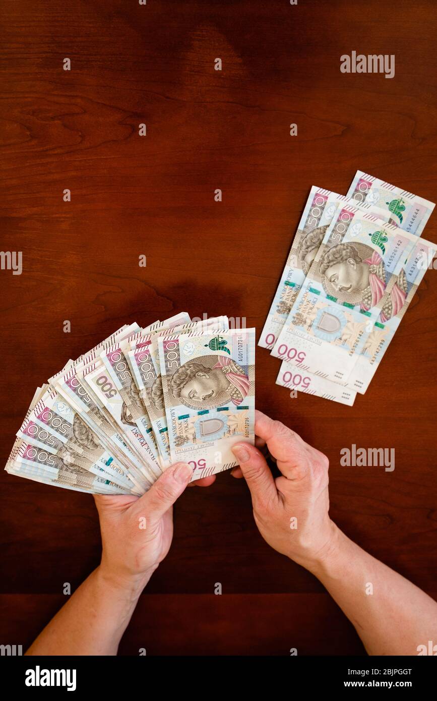Counting money in banknotes PLN 500 Stock Photo Alamy