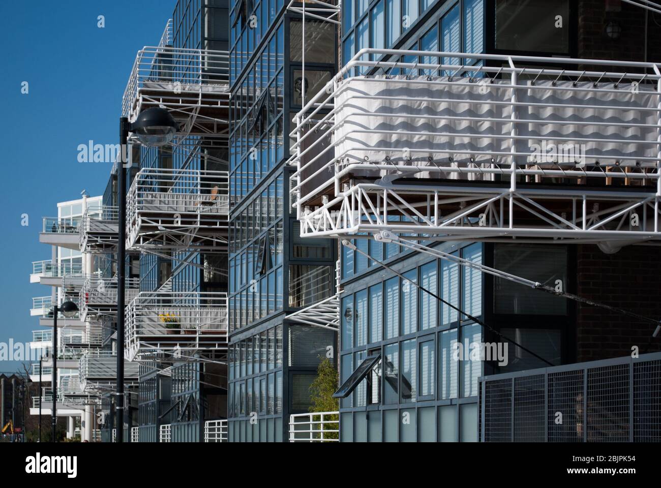 1980s Architrecture Balcony Balconies White Cantilever Steel Glass Thames Reach, 80 Rainville Road, Hammersmith, London W6 by RSHP Richard Rogers Stock Photo