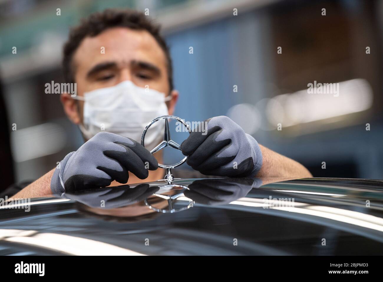 Sindelfingen, Germany. 30th Apr, 2020. An employee of Daimler AG is wearing a mouthguard in the production of the S-Class. Credit: Marijan Murat/dpa/Alamy Live News Stock Photo