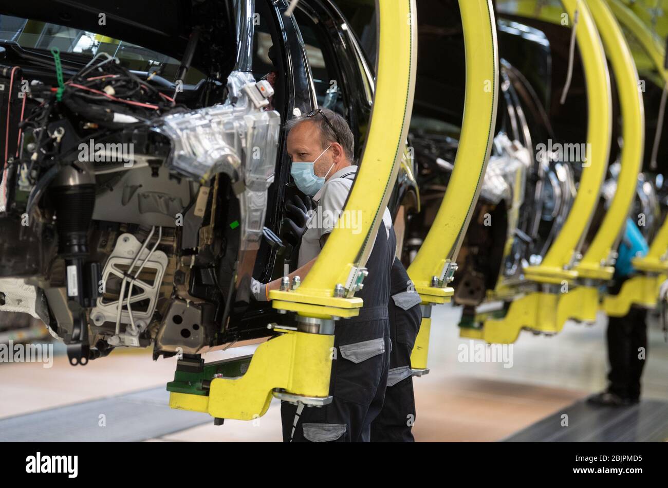 Sindelfingen, Germany. 30th Apr, 2020. An employee of Daimler AG is wearing a mouthguard in the production of the S-Class. Credit: Marijan Murat/dpa/Alamy Live News Stock Photo