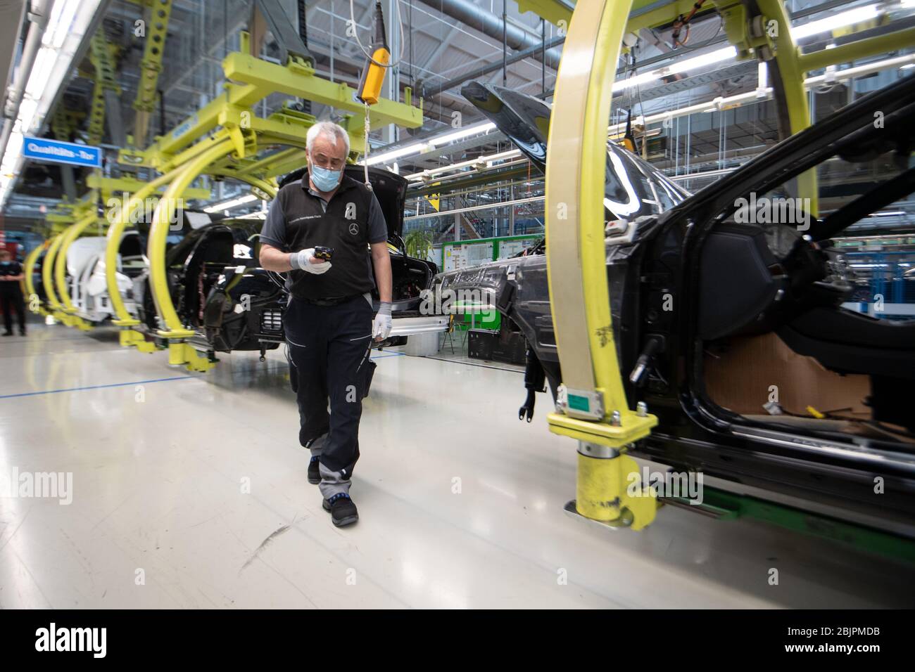 Sindelfingen, Germany. 30th Apr, 2020. An employee of Daimler AG is wearing a mouthguard in the production of the S-Class. Credit: Marijan Murat/dpa/Alamy Live News Stock Photo