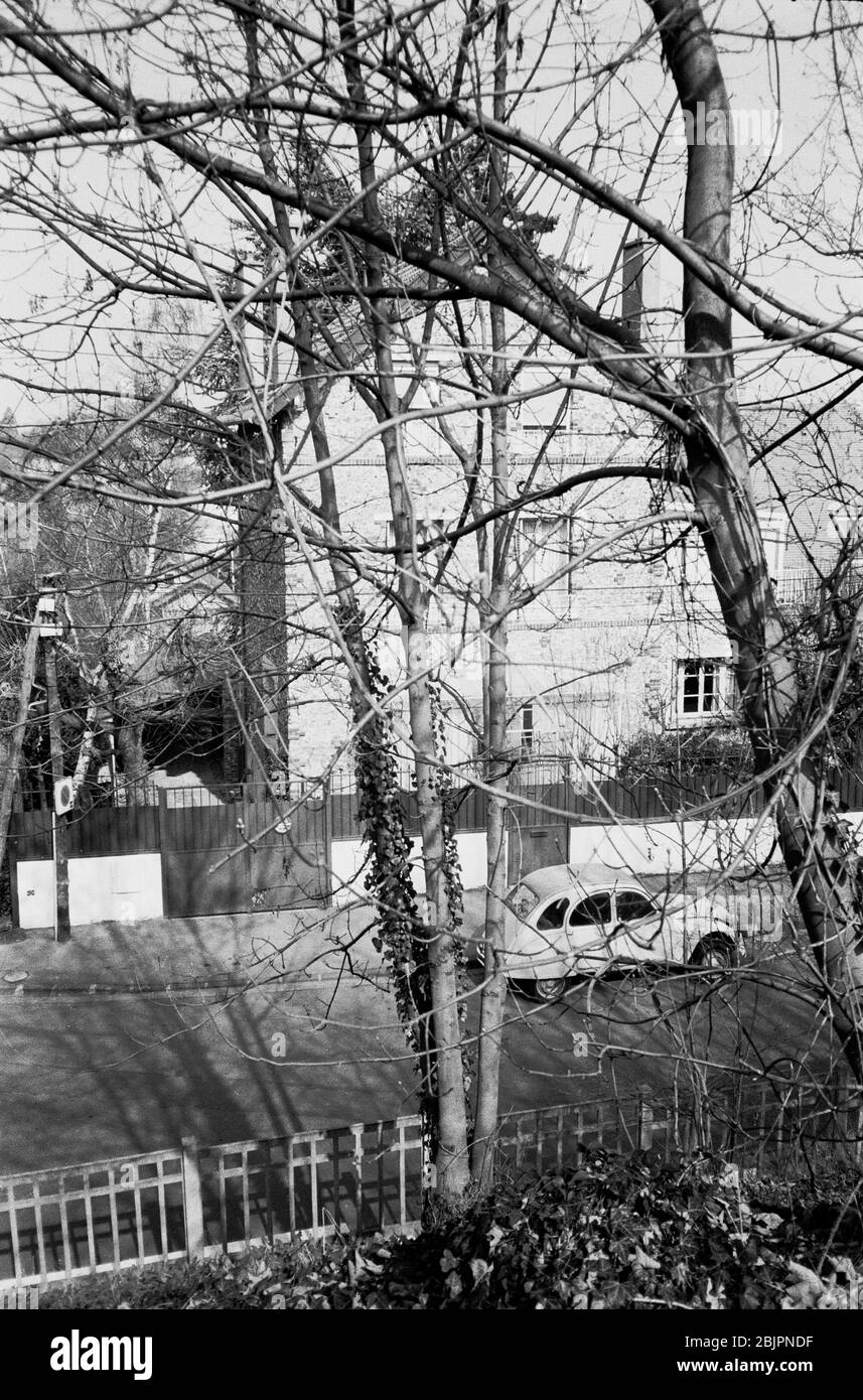 FAMILY HOUSE IN LOUVECIENNES FRANCE - STREET PHOTOGRAPHY - FRENCH VINTAGE - SILVER FILM © Frédéric BEAUMONT Stock Photo