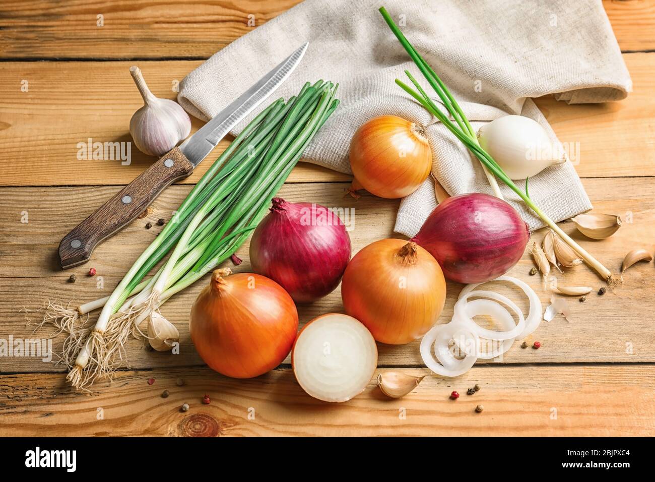 Spring onions on napkin hi-res stock photography and images - Alamy