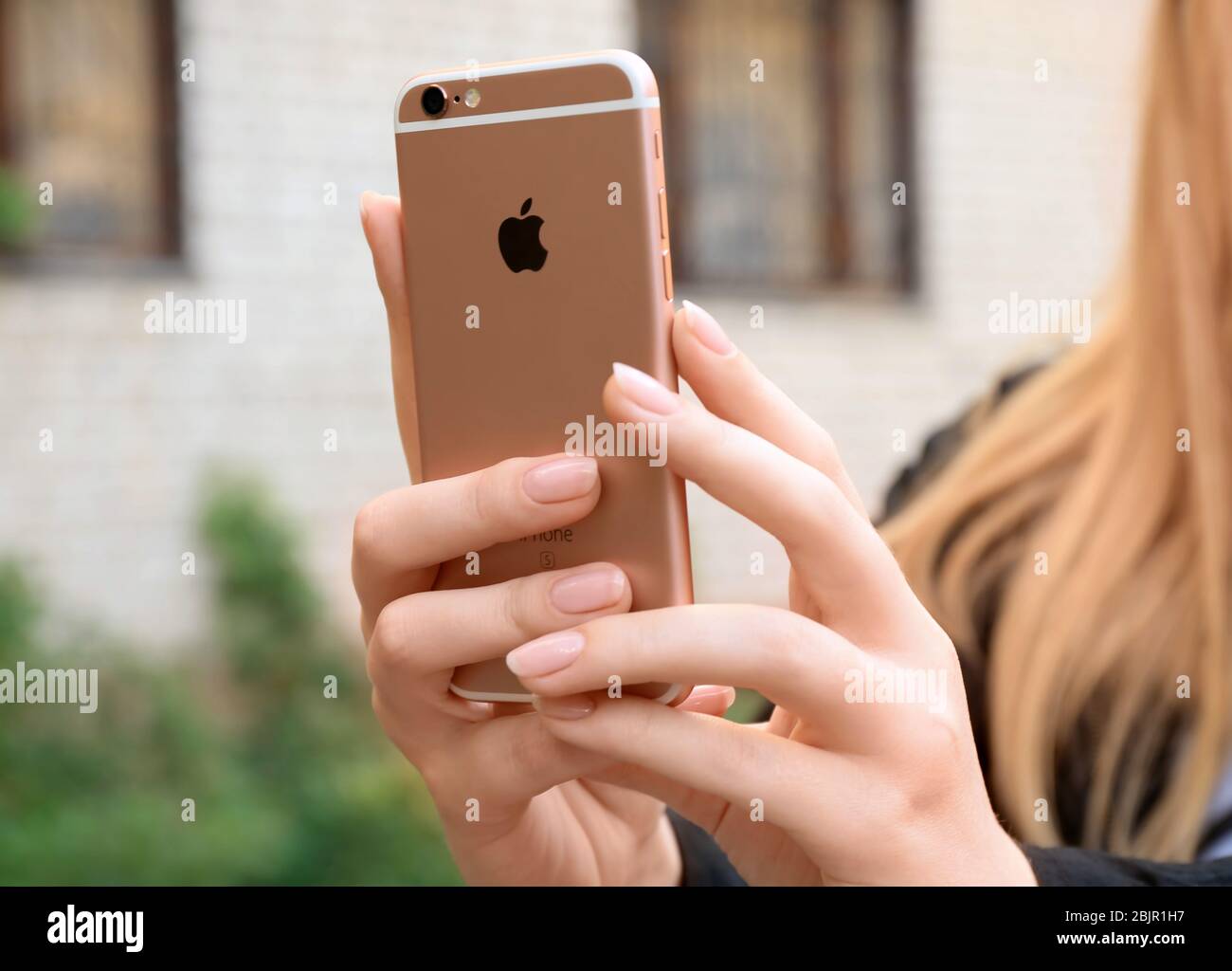 KYIV, UKRAINE - OCTOBER 17, 2017: Woman holding iPhone 6S Rose Gold  outdoors Stock Photo - Alamy