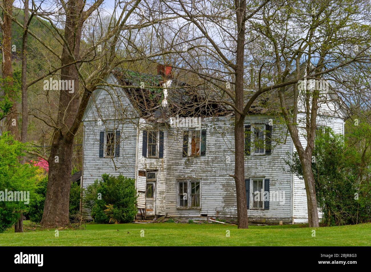 An old stately home is still standing after being abandoned to decay in rural Tennessee Stock Photo