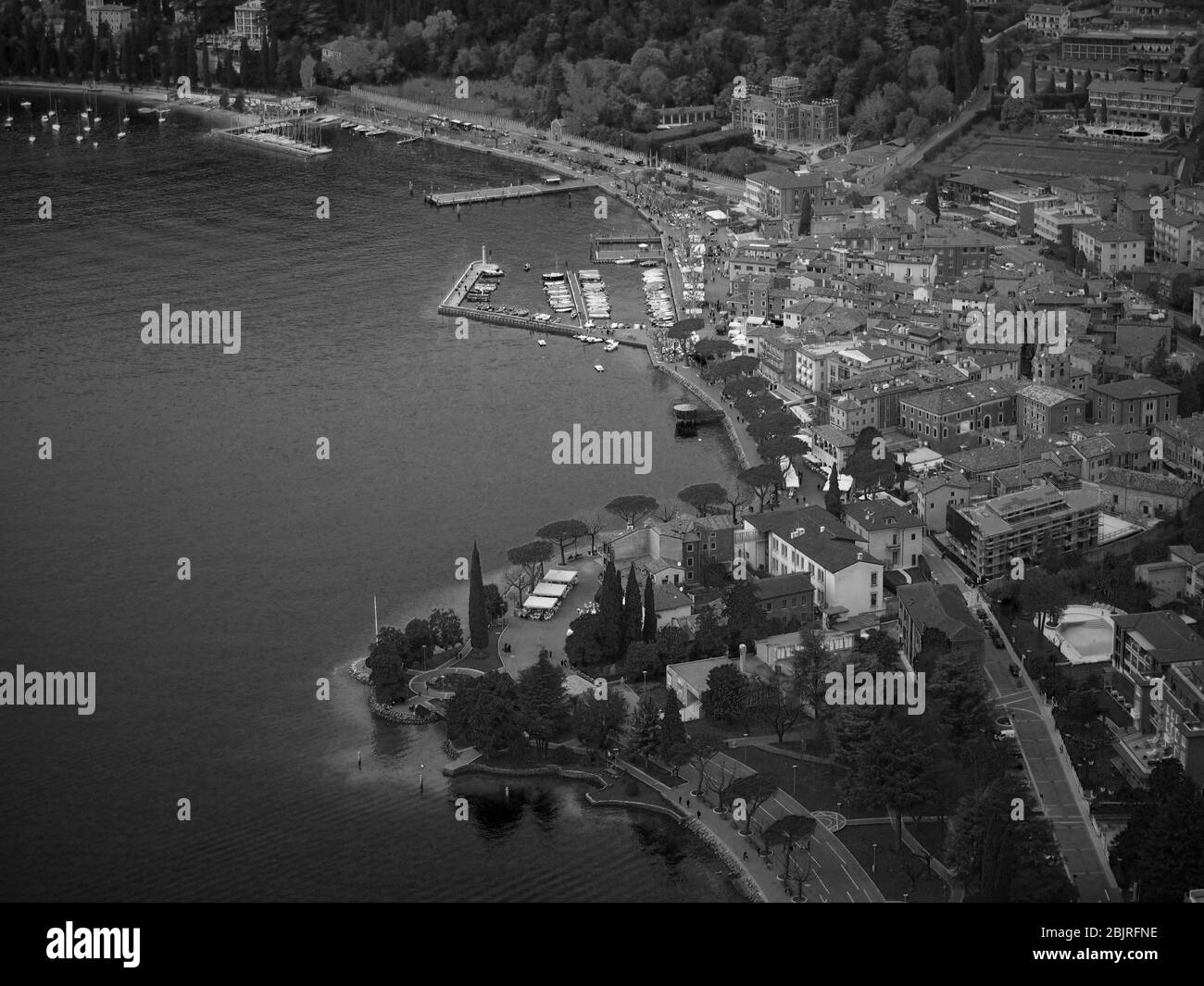 Italienische Stadt am See mit einem Hafen Stock Photo