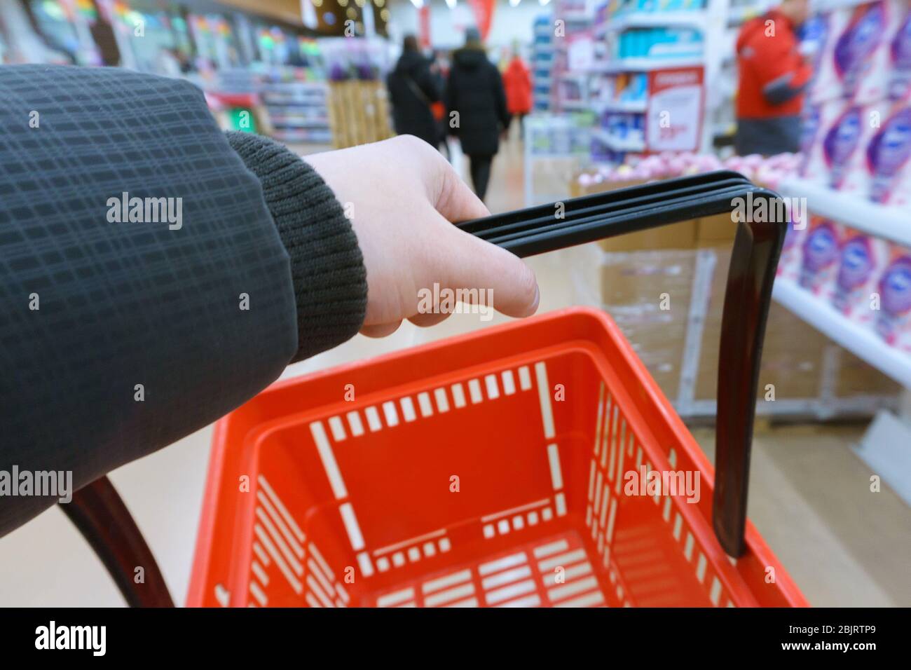 empty shopping basket in hand. buying products in a hypermarket Stock ...