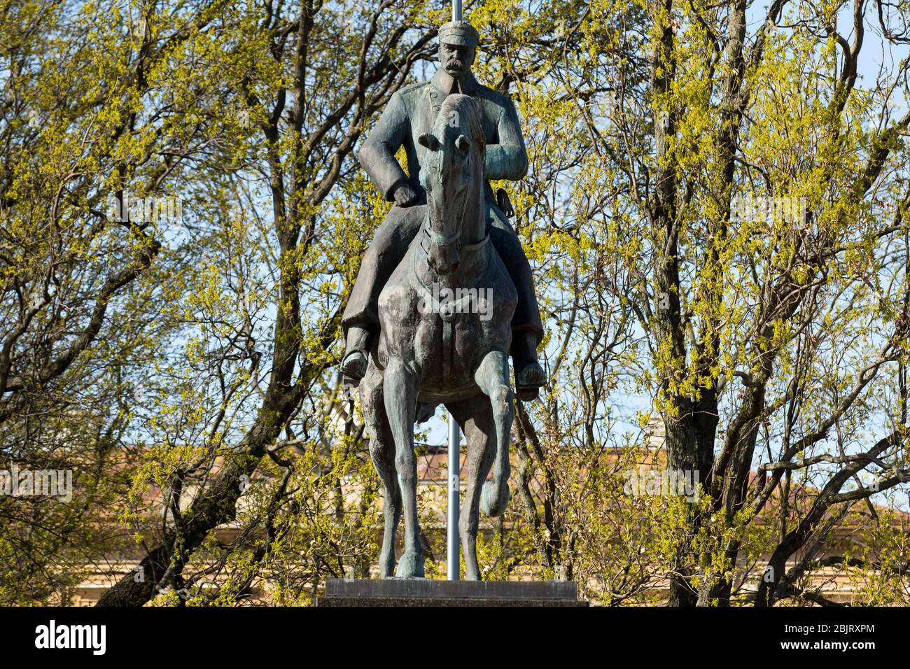 Lublin, Poland. 17th Apr, 2020. View of the Jozef Pilsudski Monument at the Plac Litewski (Litewski Square) during the Coronavirus (COVID-19) lockdown crisis.Due to coronavirus restrictions on movement, bars and restaurants are closed and the streets of Polish cities are depopulated. Credit: Karol Serewis/SOPA Images/ZUMA Wire/Alamy Live News Stock Photo