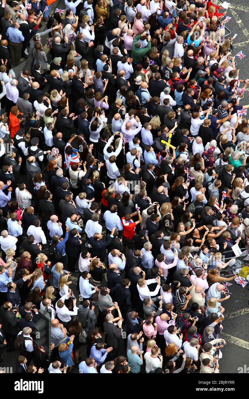 CORONAVIRUS PANDEMIC. HERD IMMUNITY. UK GOVERNMENT GUIDED BY THE SCIENCE. COVID-19 GLOBAL PANDEMIC. NUMBER OF INFECTIONS DOWN. PAST THE PEAK OF THE VIRUS PANDEMIC. PAST THE PEAK OF THE INFECTION RATE. CROWD CHEERING AND CLAPPING. PUBLIC APPLAUSE. AERIAL VIEW OF PEOPLE. AERIAL VIEW OF CROWD. BUSY STREET. BUSY STREETS OF LONDON. Stock Photo