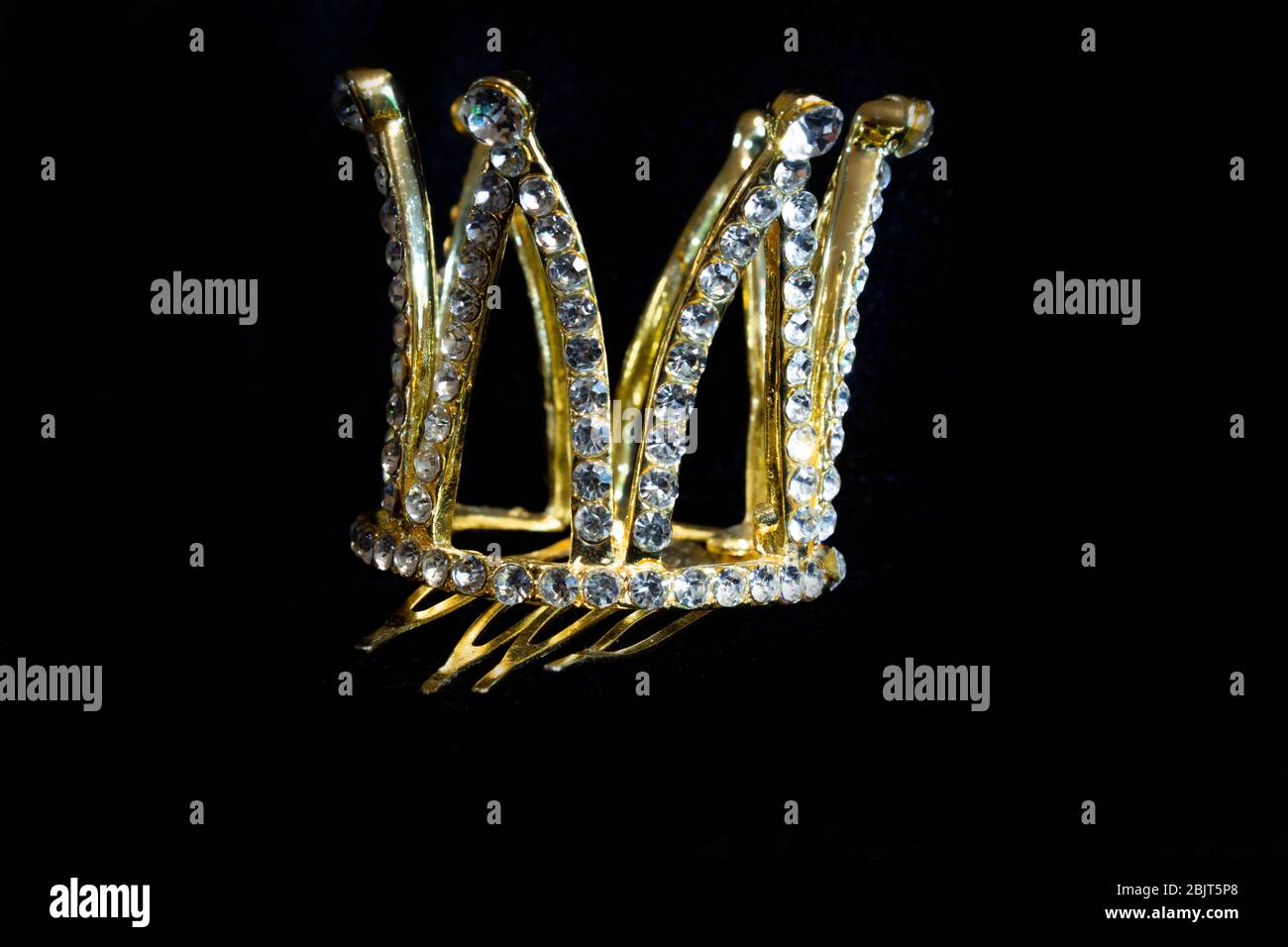 Gold crown vector hi-res stock photography and images - Alamy
