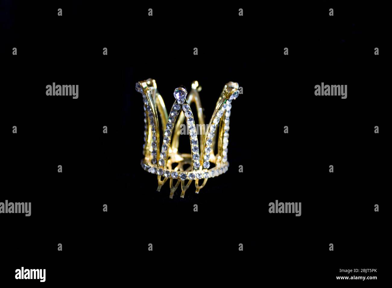 Gold crown vector hi-res stock photography and images - Alamy
