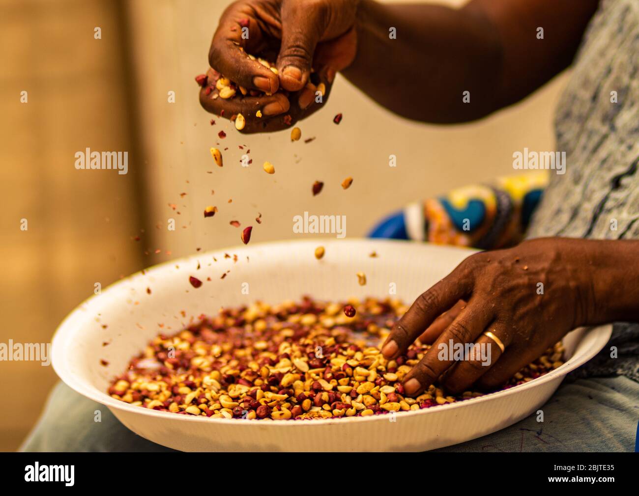 Processo de escolha dos grão de amendoim (Ginguba) para a manufaturação de manteiga de Amendoim. Manufacturing Peanut Butter. Lobito, Benguela-Angola Stock Photo